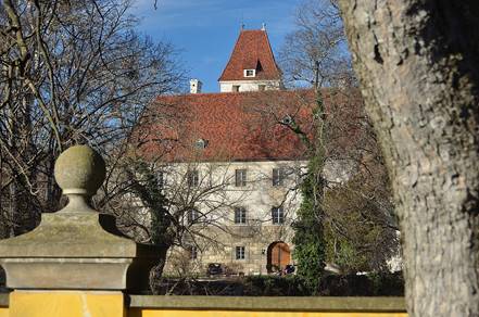 https://upload.wikimedia.org/wikipedia/commons/thumb/d/da/Ebreichsdorf_Castle_12.jpg/1280px-Ebreichsdorf_Castle_12.jpg